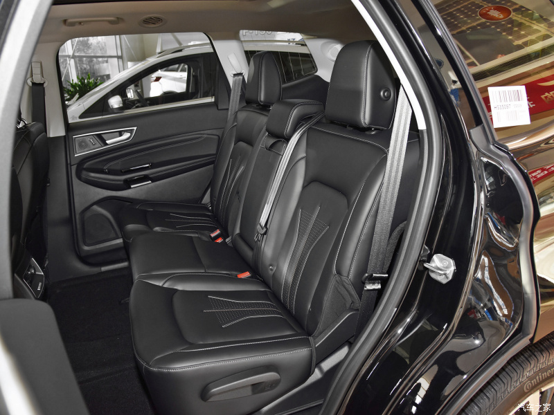 Hàng ghế sau của Ford Edge Plus 2021