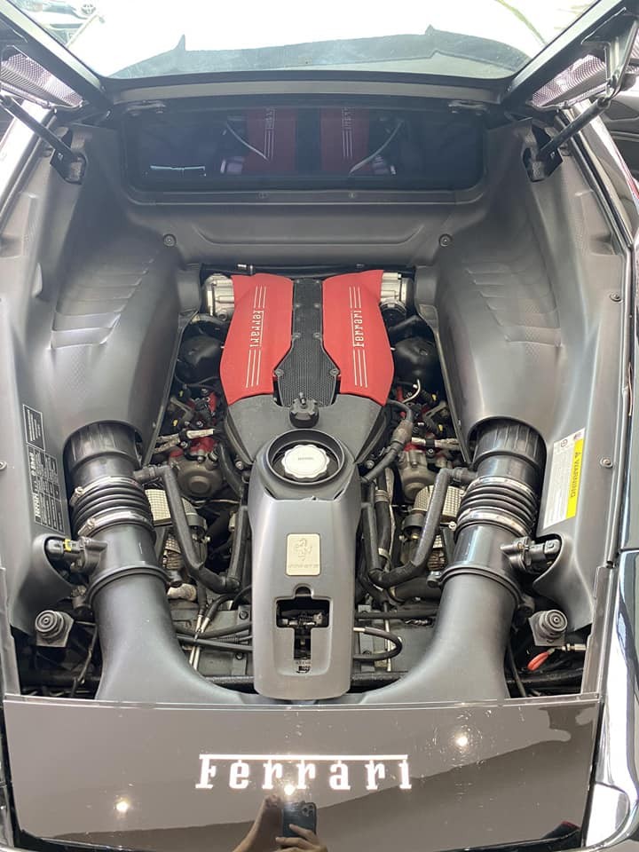 Động cơ V8 tr&ecirc;n si&ecirc;u xe Ferrari 488 GTB độ Liberty Walk 