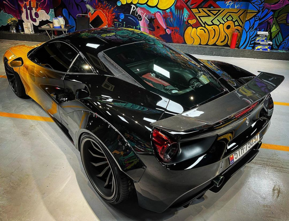 Nguy&ecirc;n bản chiếc si&ecirc;u xe Ferrari 488 GTB độ Liberty Walk n&agrave;y c&oacute; m&agrave;u đen