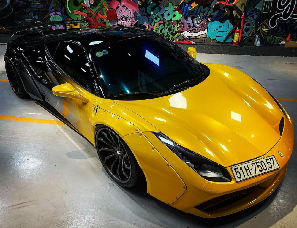 Hiện đ&acirc;y l&agrave; chiếc Ferrari 488 GTB độ Liberty Walk độc nhất Việt Nam
