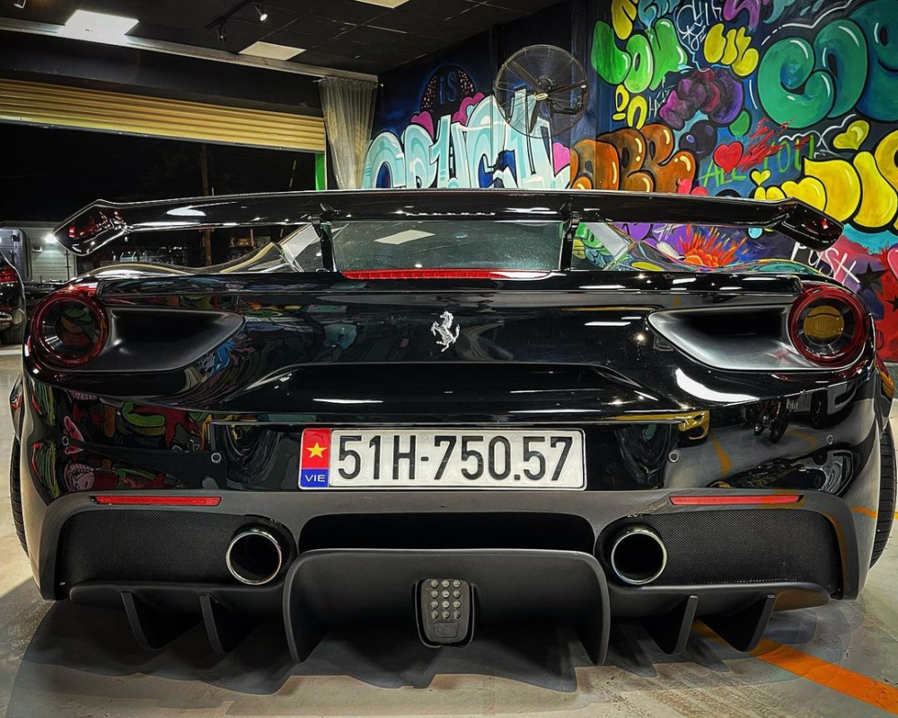 Vẻ đẹp chiếc si&ecirc;u xe Ferrari 488 GTB độ Liberty Walk nh&igrave;n từ đu&ocirc;i xe