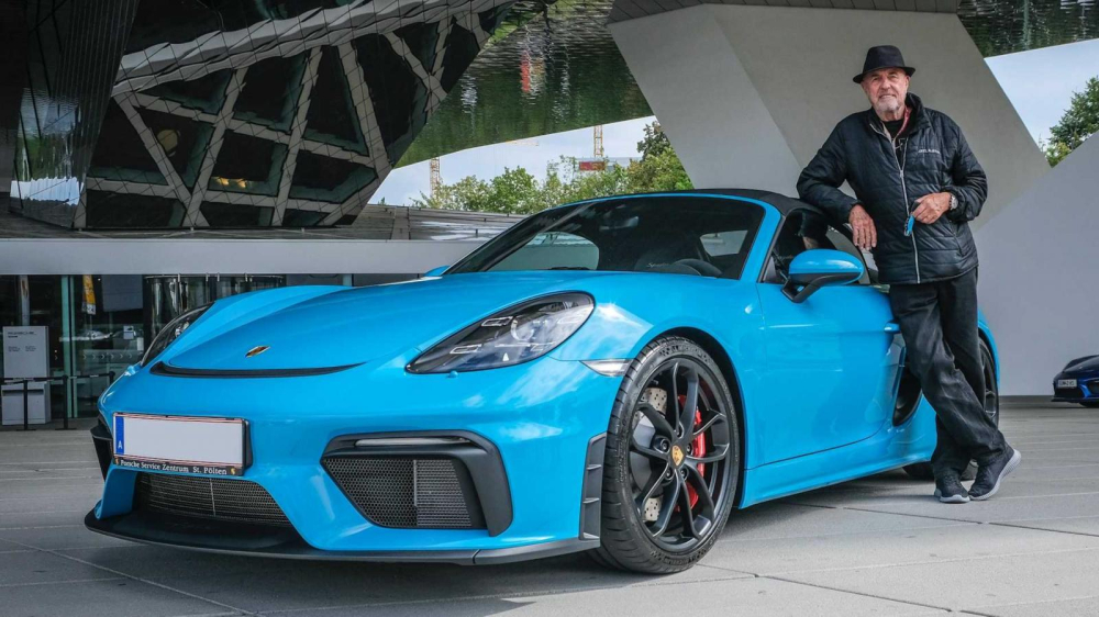 Ông Ottocar J. vừa nhận lấy chiếc Porsche thứ 80 trong đời mình, một chiếc Boxster Spyder