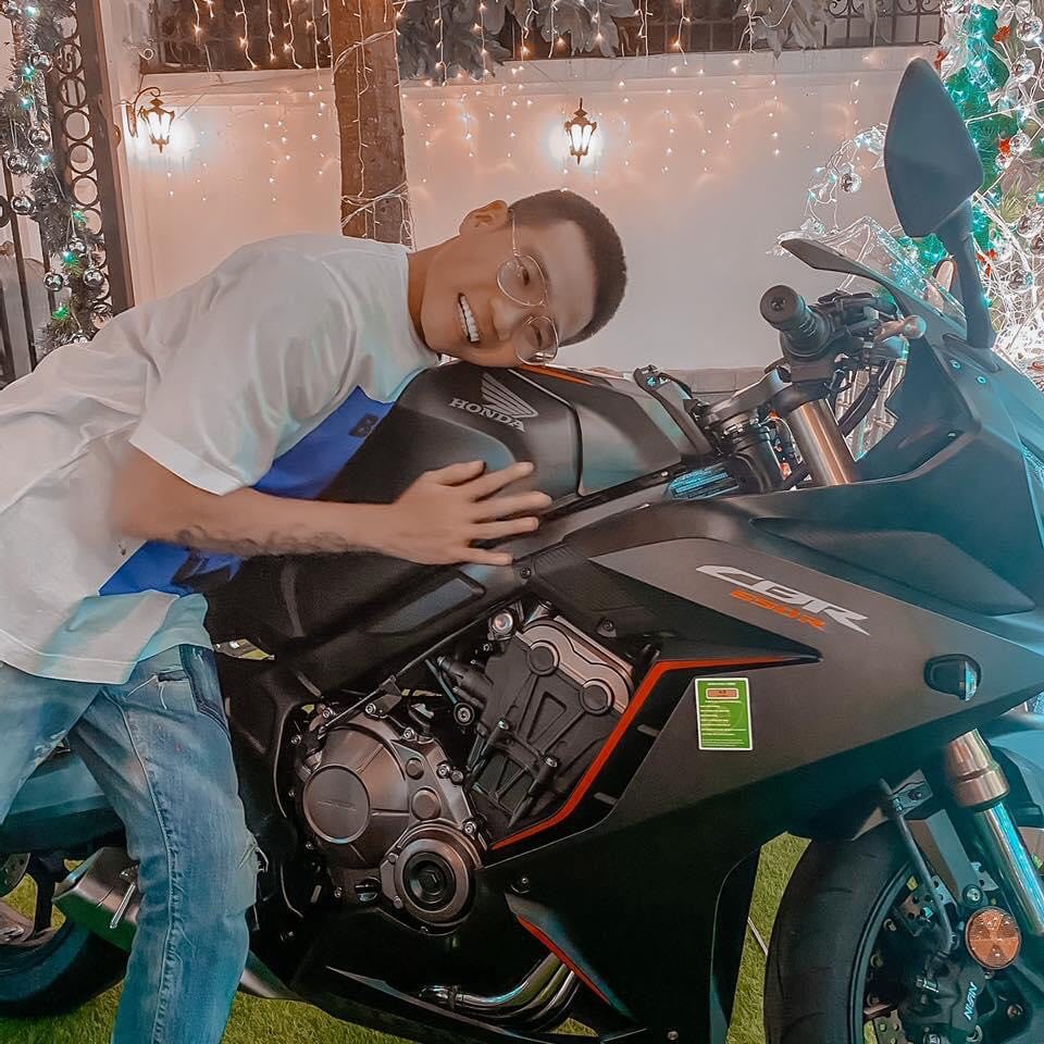 Rapper Wowy hạnh phúc bên quà Noel trị giá gần 300 triệu của mình Rapper Wowy hạnh phúc bên quà Noel trị giá gần 300 triệu của mình