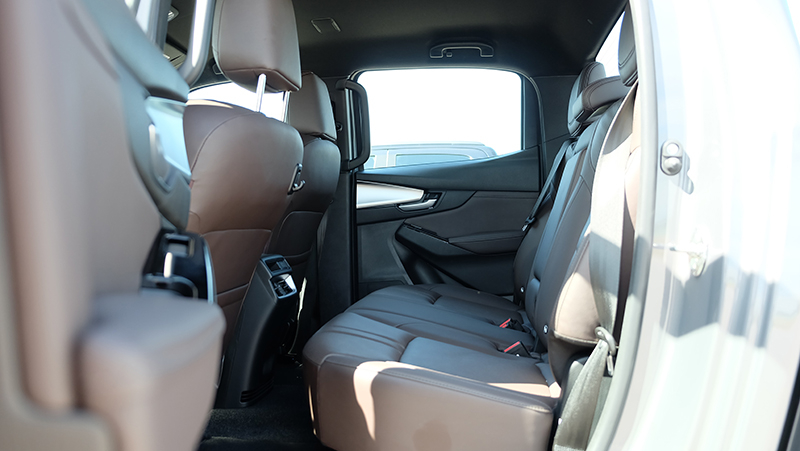 H&agrave;ng ghế sau của Mazda BT-50 2021