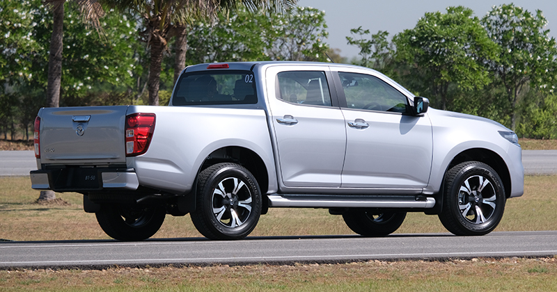 Mazda BT-50 2021 nh&igrave;n từ b&ecirc;n sườn