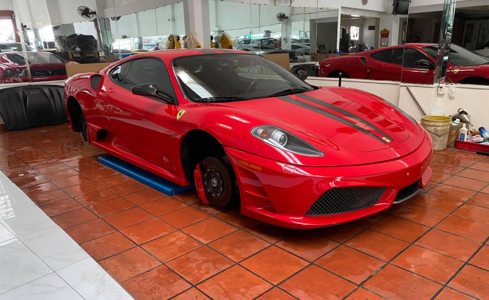 Chiếc siêu xe Ferrari 430 Scuderia này hiện đang cư trú tại một công ty nhập khẩu tư nhân quận 5 Tp.HCM Chiếc siêu xe Ferrari 430 Scuderia này hiện đang cư trú tại một công ty nhập khẩu tư nhân quận 5 Tp.HCM