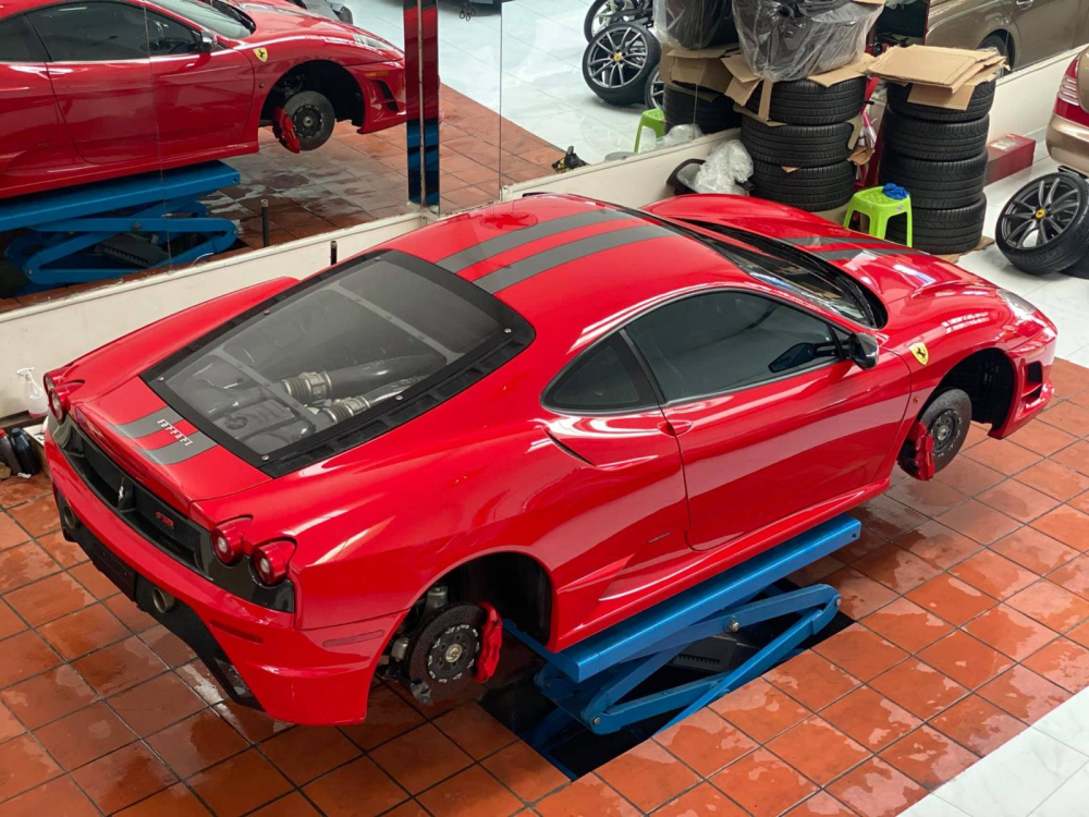 Chiếc siêu xe Ferrari 430 Scuderia có sọc màu bạc làm điểm nhấn trên nền sơn đỏ Chiếc siêu xe Ferrari 430 Scuderia có sọc màu bạc làm điểm nhấn trên nền sơn đỏ