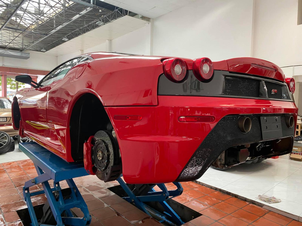 Hiện đây là 1 trong 2 chiếc Ferrari 430 Scuderia tại Việt Nam Hiện đây là 1 trong 2 chiếc Ferrari 430 Scuderia tại Việt Nam