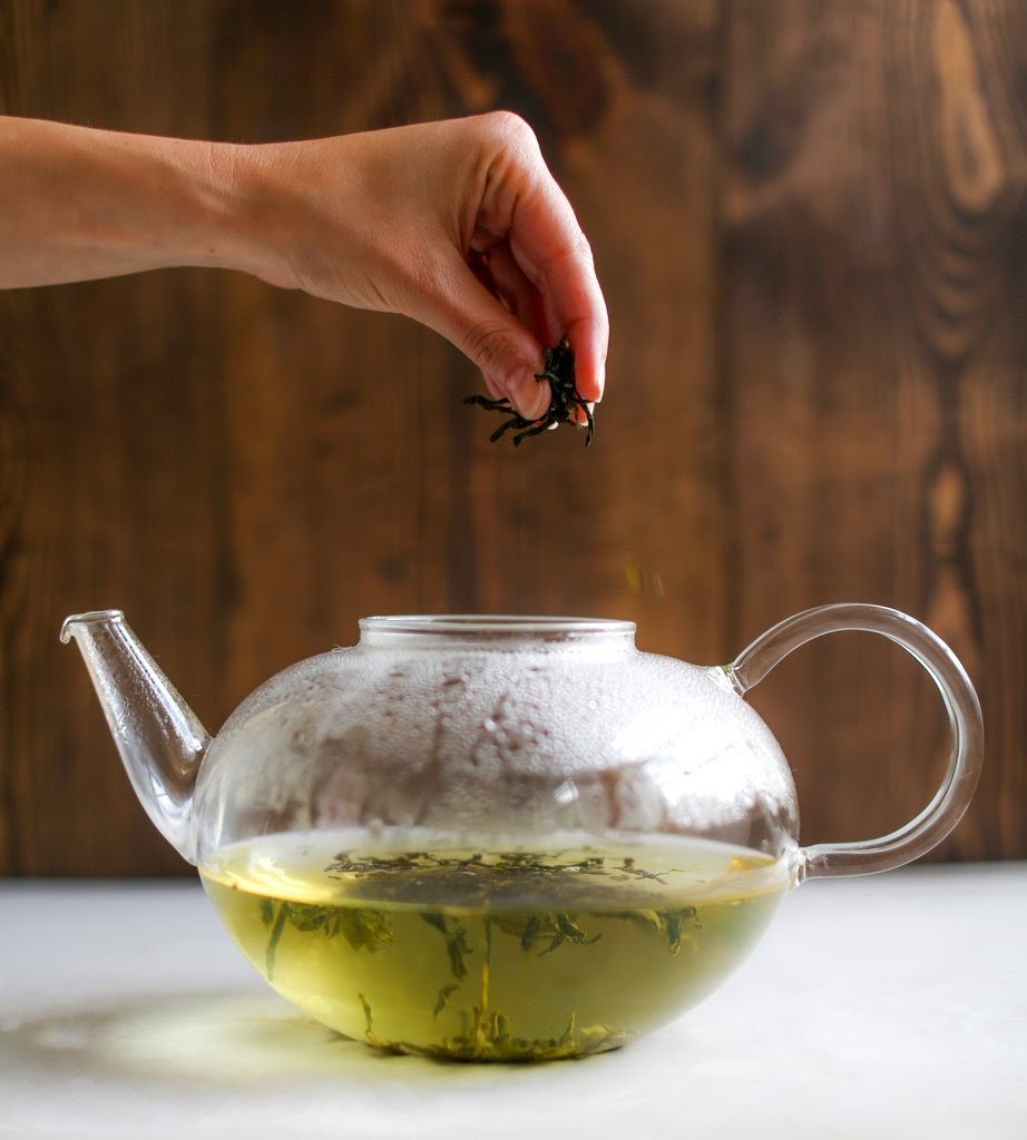Trà xanh ấm giúp chống say xe hiệu quả.