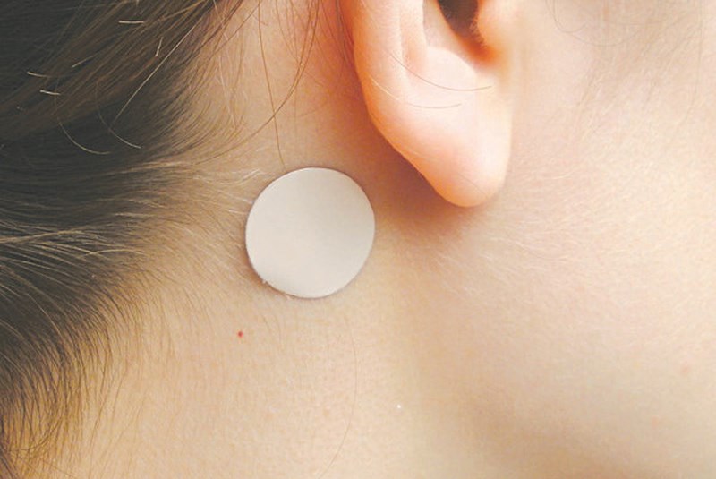 Nếu không muốn uống thuốc, bạn có thể dùng miếng dán chống say xe.