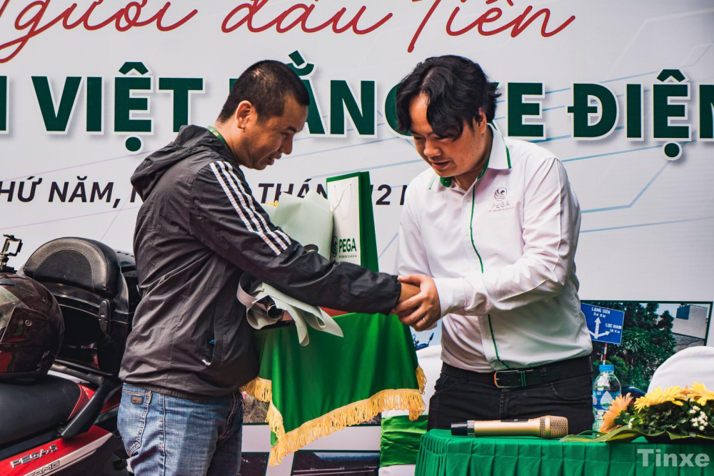 &Ocirc;ng Đo&agrave;n Linh - CEO của c&ocirc;ng ty Pega trao qu&agrave; cho anh Vinh Dương sau chuyến đi