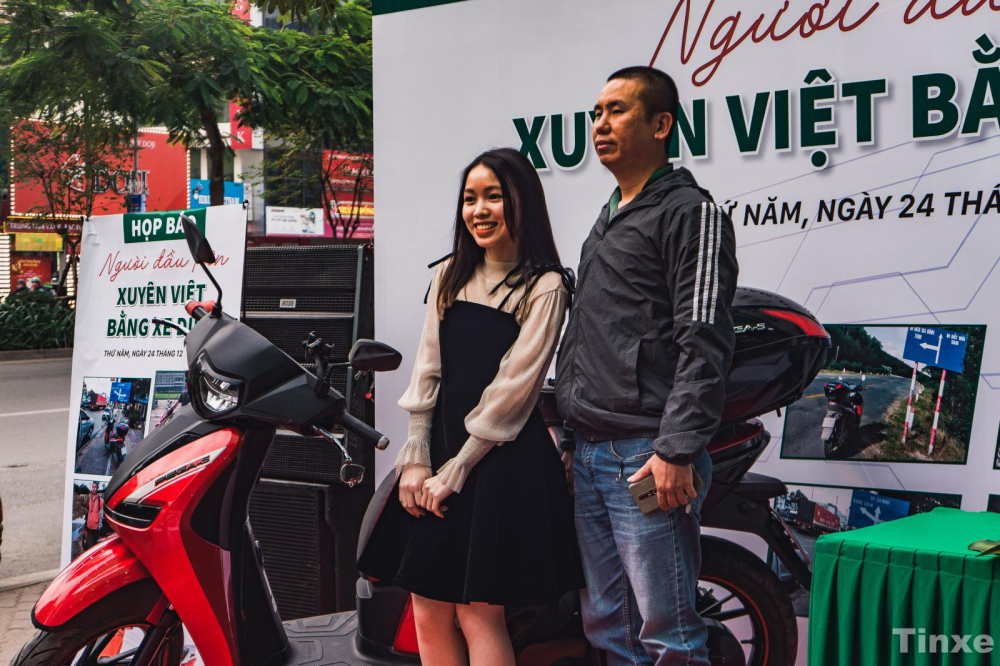 Người đ&agrave;n &ocirc;ng đầu ti&ecirc;n sử dụng xe m&aacute;y điện đi xuy&ecirc;n Việt
