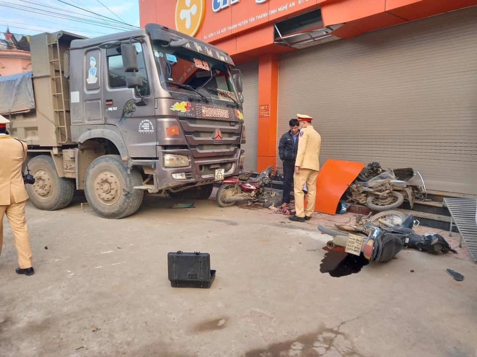 Lực lượng chức năng c&oacute; mặt tại hiện trường vụ tai nạn