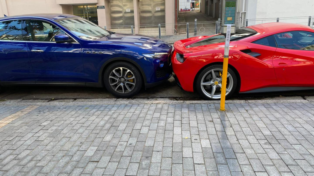 Chiếc siêu xe Ferrari 488 GTB va chạm với xe Maserati Levante sau khi bị Volkswagen Golf lùi về sau tông trúng