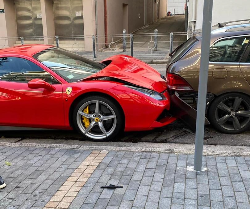 Thiệt hại của chiếc si&ecirc;u xe Ferrari 488 GTB kh&aacute; nặng, lỗi nhiều khả năng thuộc về người l&aacute;i Volkswagen Golf 