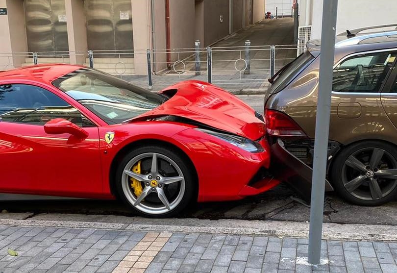 Thiệt hại của siêu xe Ferrari 488 GTB màu đỏ và Volkswagen Golf