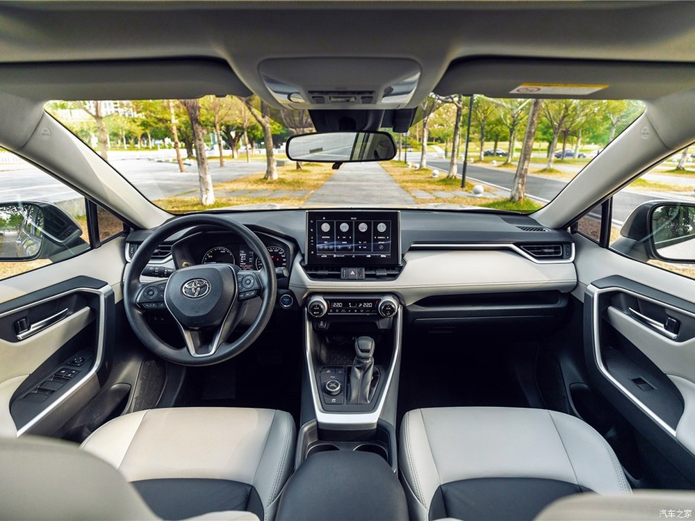 Nội thất của Toyota Wildlander bản thường