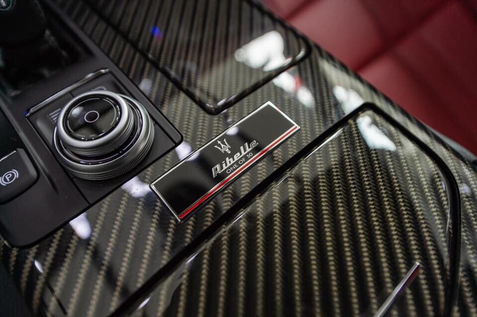 V&igrave; thế xe c&oacute; huy hiệu logo Ribelle One of 30