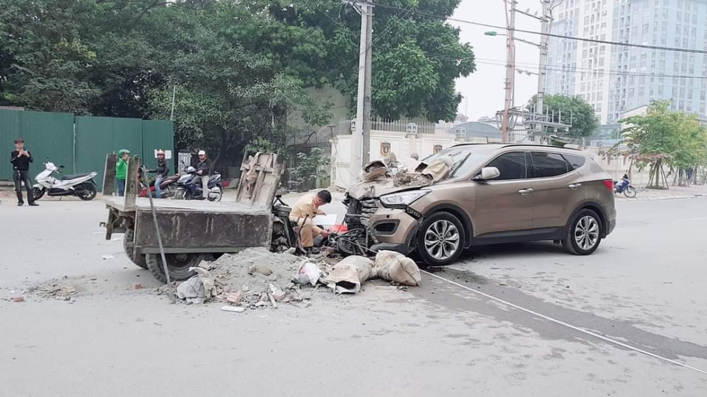 Cả 2 phương tiện hư hỏng nặng nề