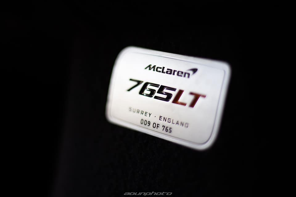 Tấm huy hiệu cho biết siêu xe McLaren 765LT ở Thái Lan có số thứ tự 009/765 xe được sản xuất trên thế giới