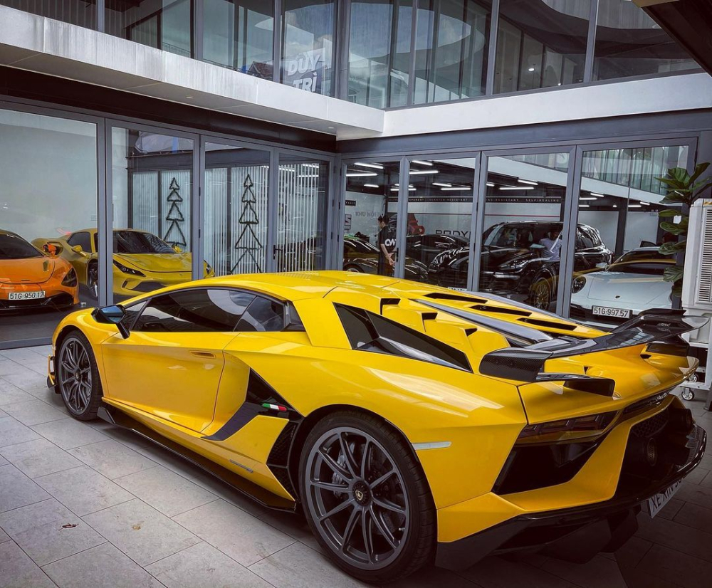 Si&ecirc;u xe Lamborghini Aventador SVJ v&agrave; được đặt trong nh&agrave; k&iacute;nh l&agrave; McLaren 720S từng của Cường Đ&ocirc;-la cũng như si&ecirc;u xe mui trần Ferrari F8 Spider đầu ti&ecirc;n về Việt Nam