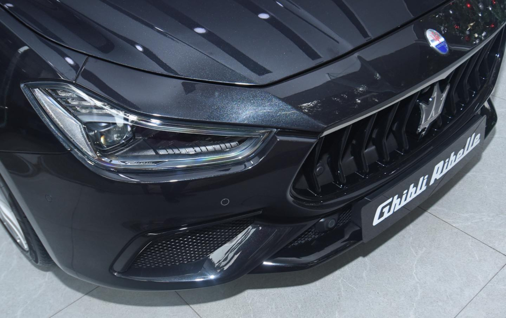 Maserati Ghibli phi&ecirc;n bản Ribelle c&oacute; m&agrave;u sơn đen &aacute;nh kim