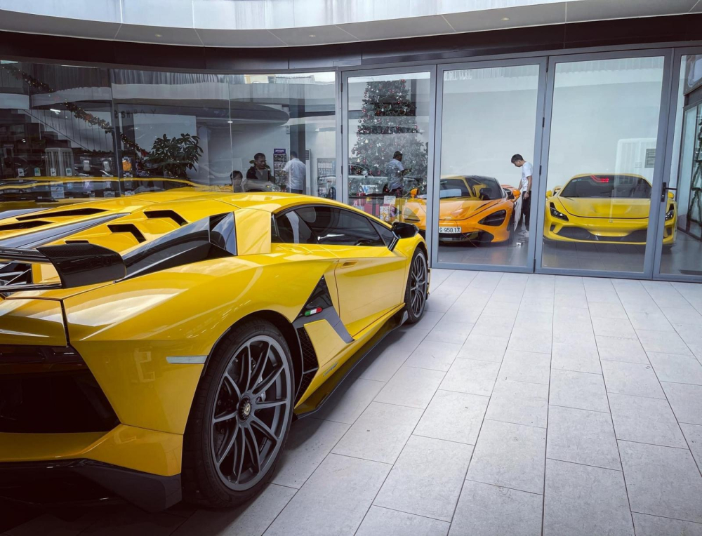 Si&ecirc;u xe Lamborghini Aventador SVJ h&agrave;ng hiếm đối mặt c&ugrave;ng McLaren 720S m&agrave;u cam v&agrave; Ferrari F8 Spider m&agrave;u v&agrave;ng
