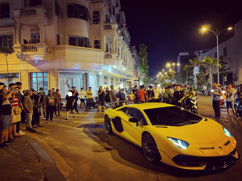 Hàng chục người dân vây quanh chiếc siêu xe giới hạn Lamborghini Aventador SVJ Hàng chục người dân vây quanh chiếc siêu xe giới hạn Lamborghini Aventador SVJ