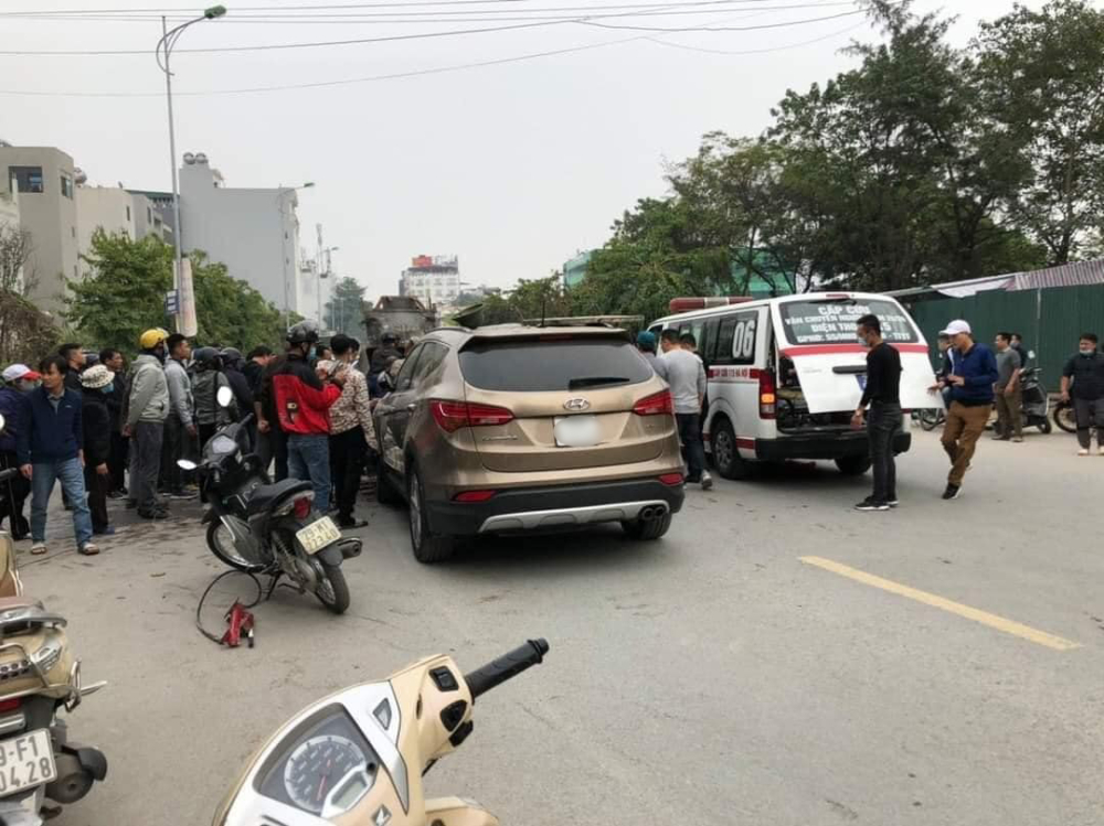 Vụ tai nạn thu hút khá đông sự quan tâm của người dân