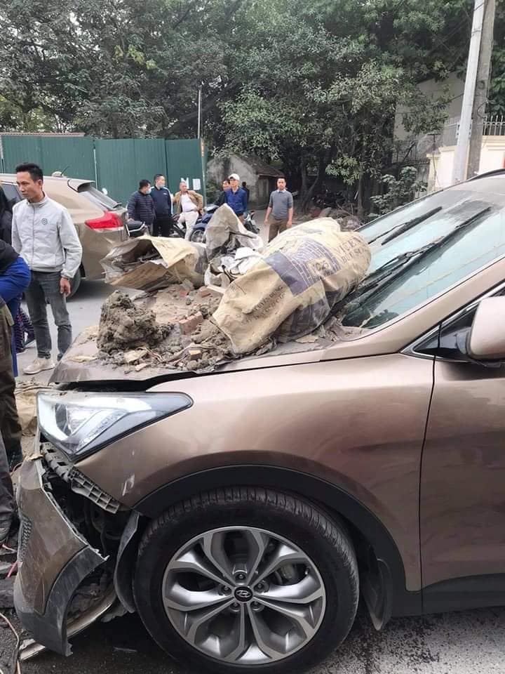 Phần đầu xe Hyundai Santa Fe vỡ nát