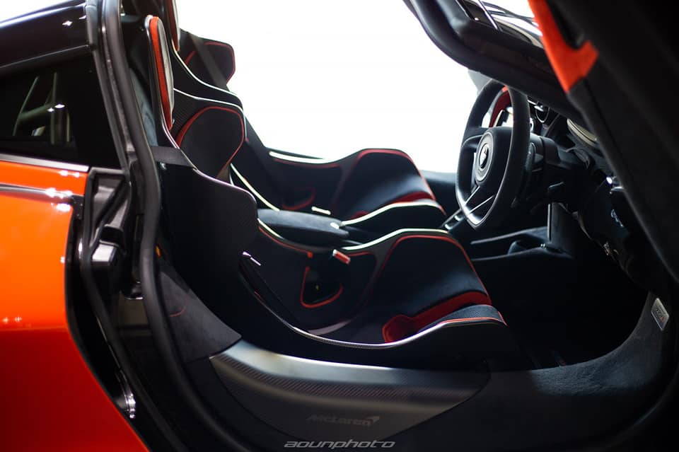 Si&ecirc;u xe h&agrave;ng hiếm McLaren 765LT sẽ cưỡi tr&ecirc;n bộ b&aacute;nh xe 10 chấu độc quyền đi k&egrave;m với lốp Pirelli P Zero Trofeo R. Ph&iacute;a b&ecirc;n trong l&agrave; phanh gốm carbon lấy &yacute; tưởng của McLaren Senna. C&oacute; thể thấy xe c&oacute; bộ cản va trước, nẹp sườn ho&agrave;n to&agrave;n bằng carbon v&agrave; thiết kế rất hầm hố tr&ocirc;ng như một mẫu xe bước ra từ đường đua.