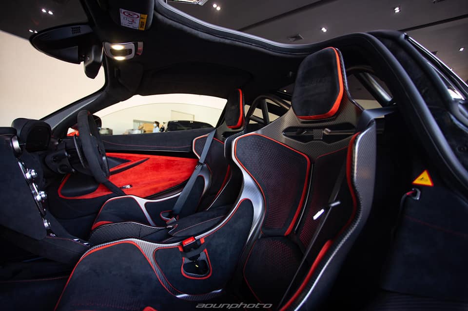 Khoang l&aacute;i của si&ecirc;u xe phi&ecirc;n bản giới hạn McLaren 765LT chỉ g&oacute;i gọn trong một từ m&agrave; c&aacute;c d&acirc;n chơi đều muốn xe của m&igrave;nh c&oacute; c&agrave;ng nhiều c&agrave;ng tốt, đ&oacute; ch&iacute;nh l&agrave; carbon. Ngo&agrave;i ra l&agrave; da Alcantara m&agrave;u đen. Để gi&uacute;p McLaren 765LT c&oacute; trọng lượng l&yacute; tưởng l&agrave; 1.229 kg, h&atilde;ng xe Anh quốc đ&atilde; bỏ đi trang bị ti&ecirc;u chuẩn l&agrave; loa v&agrave; hệ thống điều ho&agrave;. Nếu kh&aacute;ch Việt n&agrave;o c&oacute; &yacute; định mua McLaren 765LT h&atilde;y bảo h&atilde;ng bỏ c&aacute;c đồ chơi n&agrave;y v&agrave;o lại trong nội thất nhưng nhớ rằng m&igrave;nh kh&ocirc;ng c&oacute; mất tiền cho hai trang bị n&agrave;y đ&acirc;u nh&eacute;.