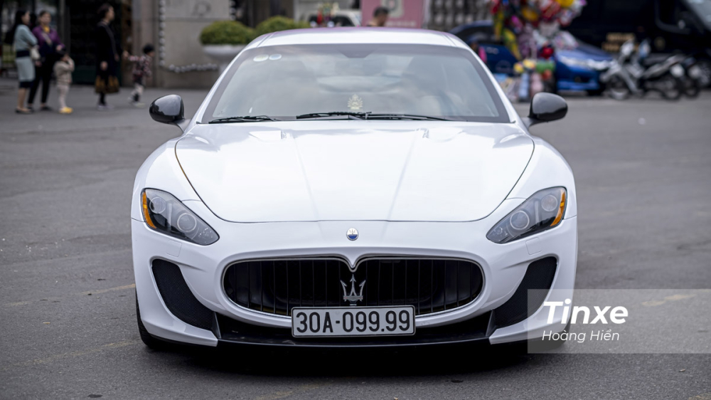 Với phong cách này, khi nhìn trực diện từ phía đầu xe thì chiếc Maserati GranTurismo MC Sportline mang màu trắng tinh khôi,.