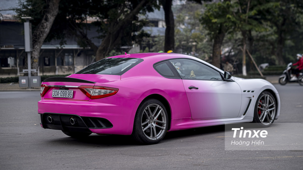 Chiếc Maserati GranTurismo MC Sportline được phối màu dựa trên phong cách của một chiếc Porsche 911 GT3 RS của nước ngoài.