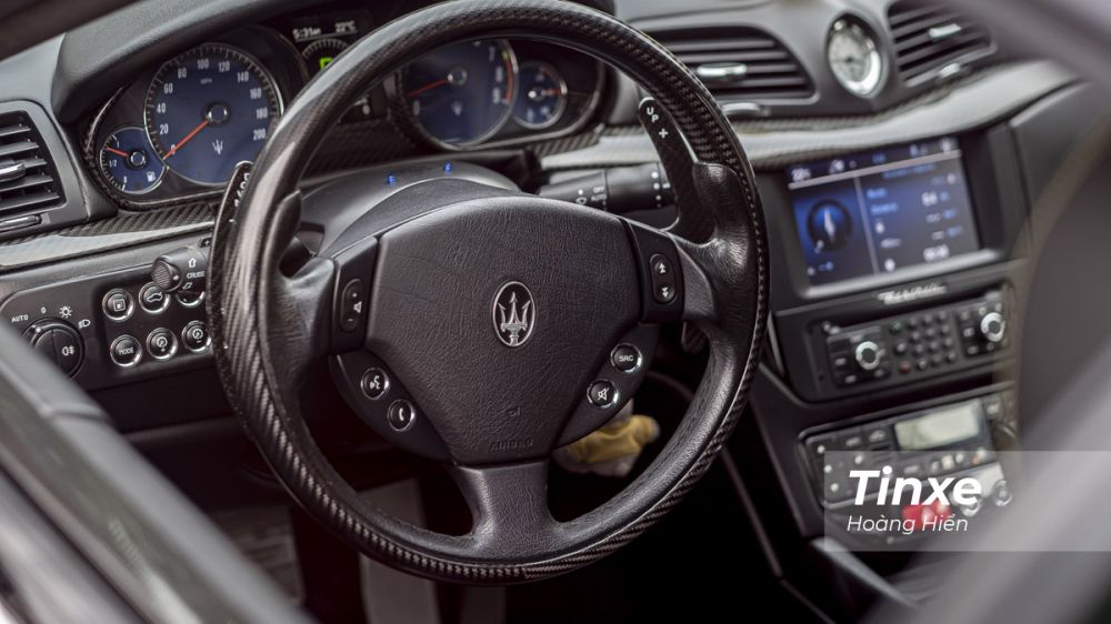 Vô-lăng đặc trưng cùng logo Maserati ở bên trong chiếc GranTurismo MC Sportline.