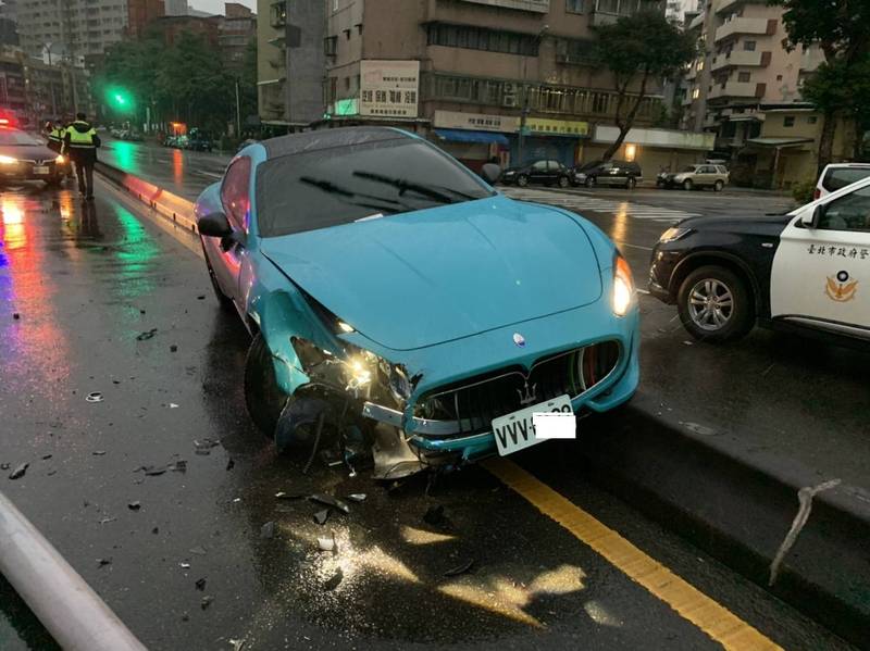 Chiếc Maserati GranTurismo bị vỡ nát góc đầu xe bên phải sau vụ tai nạn