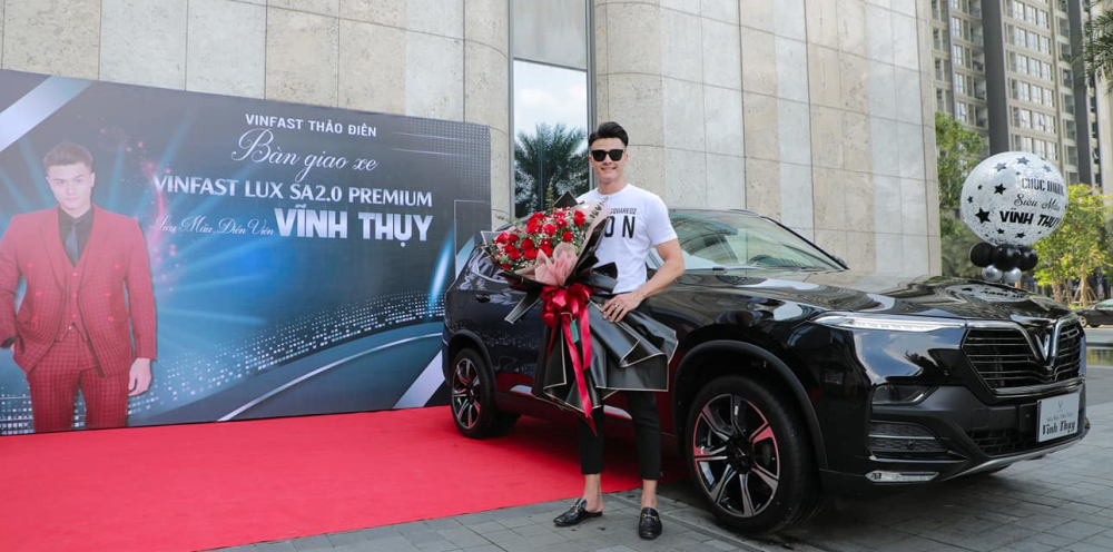 Siêu mẫu Vĩnh Thụy nhận chiếc VinFast LUX SA2.0 mới