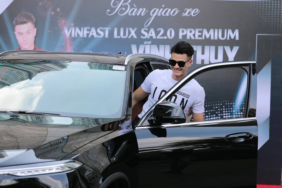 Chiếc VinFast LUX SA2.0 của Vĩnh Thụy có giá niêm yết 1,528 tỷ đồng