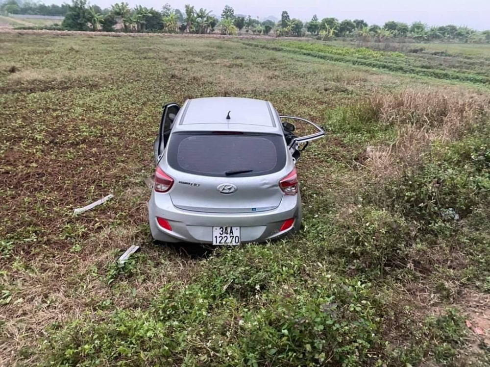 Chiếc ô tô con Hyundai Grand i10 bị hư hỏng nặng sau vụ tai nạn