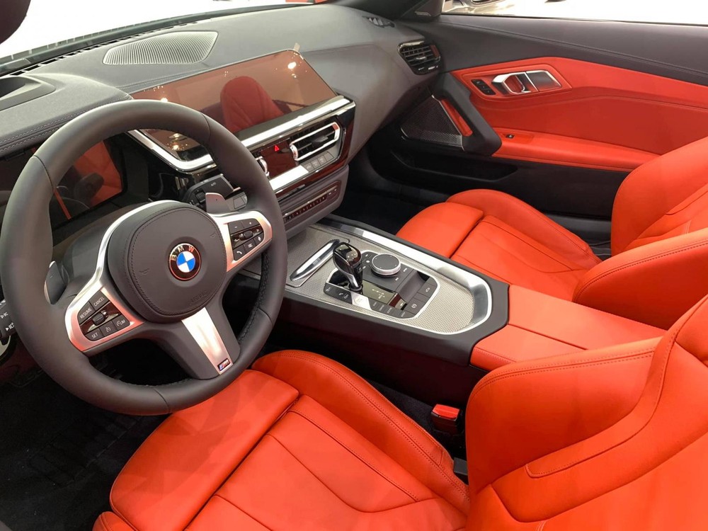 Nội thất của một chiếc xe thể thao mui trần BMW Z4 sDrive30i Msport chính hãng