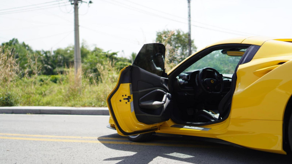 Nội thất chiếc si&ecirc;u xe mui trần Ferrari F8 Spider m&agrave;u v&agrave;ng độc nhất Việt Nam c&oacute; khoang l&aacute;i m&agrave;u tối c&ugrave;ng sọc m&agrave;u v&agrave;ng v&agrave; sợi carbon