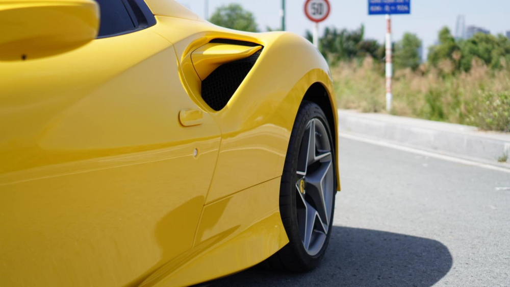 Hốc gi&oacute; b&ecirc;n h&ocirc;ng cũng c&oacute; thiết kế kh&aacute;c biệt so với Ferrari 488 GTB