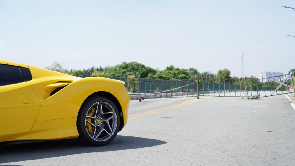 Si&ecirc;u xe mui trần Ferrari F8 Spider c&oacute; thời gian tăng tốc 0-100 km/h chỉ 2,9 gi&acirc;y
