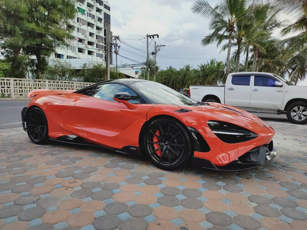 Kh&aacute; th&uacute; vị l&agrave; d&ugrave; chiếc si&ecirc;u xe McLaren 765LT mới về Th&aacute;i l&agrave; xe thứ 2 ở đ&acirc;y nhưng lại l&agrave; chiếc đầu ti&ecirc;n được nh&igrave;n thấy lăn b&aacute;nh tr&ecirc;n đường phố. Chiếc McLaren 765LT n&agrave;y c&ograve;n được chủ nh&acirc;n cho đi dạo biển ở Bang Saen, nằm ở Tambon Saen Suk, huyện Mueang, tỉnh Chon, ph&iacute;a đ&ocirc;ng Th&aacute;i Lan.