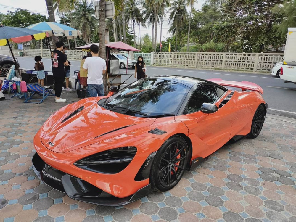 Chiếc si&ecirc;u xe McLaren 765LT thứ 2 về Th&aacute;i Lan c&oacute; m&agrave;u sơn cam Nardo Orange rất nổi bật v&agrave; đ&acirc;y cũng ch&iacute;nh l&agrave; bộ &aacute;o thửa ri&ecirc;ng cho d&ograve;ng xe McLaren 765LT l&uacute;c mới ra mắt tr&ecirc;n thế giới. Ngo&agrave;i m&agrave;u cam, ngoại h&igrave;nh của xe c&ograve;n c&oacute; nhiều chi tiết carbon v&agrave; bộ m&acirc;m sơn m&agrave;u tối l&agrave;m điểm nhấn.