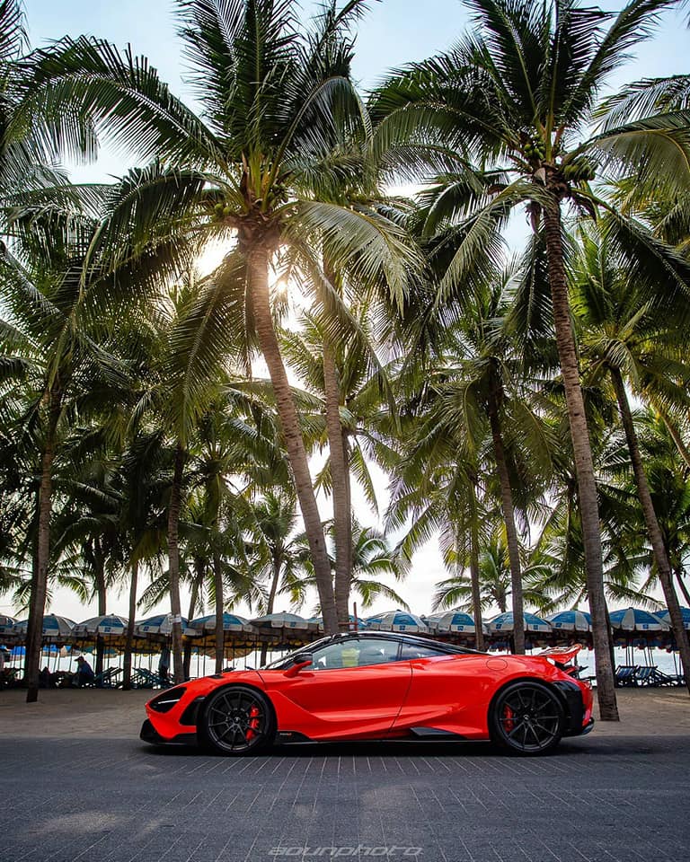 Kh&aacute;c với chiếc si&ecirc;u xe McLaren 765LT đầu ti&ecirc;n về Th&aacute;i Lan, chiếc McLaren 765LT n&agrave;y đ&atilde; c&oacute; chủ nh&acirc;n đặt mua từ trước v&agrave; đ&acirc;y cũng ch&iacute;nh l&agrave; 1 trong những chiếc si&ecirc;u xe McLaren 765LT hiếm hoi lăn b&aacute;nh tr&ecirc;n đường phố tại ch&acirc;u &Aacute; hiện nay.