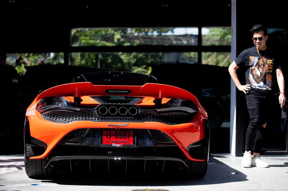 McLaren 765LT cũng ch&iacute;nh l&agrave; chiếc si&ecirc;u xe McLaren c&oacute; số lượng ống xả nhiều nhất hiện nay, với cụm p&ocirc; tr&ograve;n 4 lỗ xếp h&agrave;ng ngang, hứa hẹn sẽ mang đến những &acirc;m thanh rất th&uacute; vị v&agrave; đ&aacute;ng gờm hơn so với những g&igrave; McLaren 720S đ&atilde; thể hiện qu&aacute; tốt. Si&ecirc;u xe h&agrave;ng hiếm McLaren 765LT c&ograve;n được trang bị một c&aacute;nh gi&oacute; đu&ocirc;i cố định kh&ocirc;ng phải dạng vừa đ&acirc;u nhằm để gi&uacute;p xe tăng lực &eacute;p xuống mặt đường một c&aacute;ch tốt nhất. Xe c&ograve;n c&oacute; một hệ thống treo mới mang đến c&aacute;i cảm gi&aacute;c ra v&agrave;o cua cho người l&aacute;i ph&ecirc; nhất.