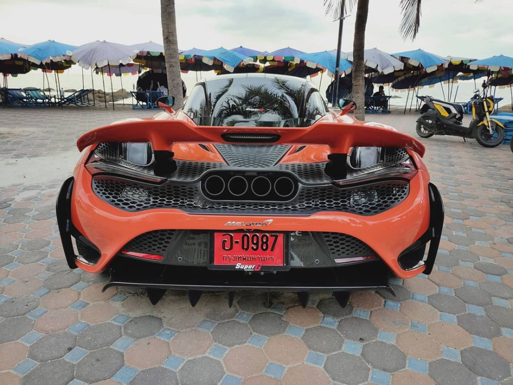 McLaren 765LT sẽ l&agrave; một chiếc si&ecirc;u xe đua drag đỉnh hơn nữa so với McLaren 720S . Đầu ti&ecirc;n ch&iacute;nh l&agrave; việc khối động cơ V8, dung t&iacute;ch 4.0 l&iacute;t, tăng &aacute;p k&eacute;p quen thuộc của si&ecirc;u xe McLaren 720S vẫn được trang bị cho McLaren 765LT. Nhưng c&aacute;c kỹ sư Anh đ&atilde; ph&ugrave; ph&eacute;p lại nhằm mang đến cho xe c&ocirc;ng suất tối đa 755 m&atilde; lực, cao hơn 35 m&atilde; lực so với McLaren 720S.