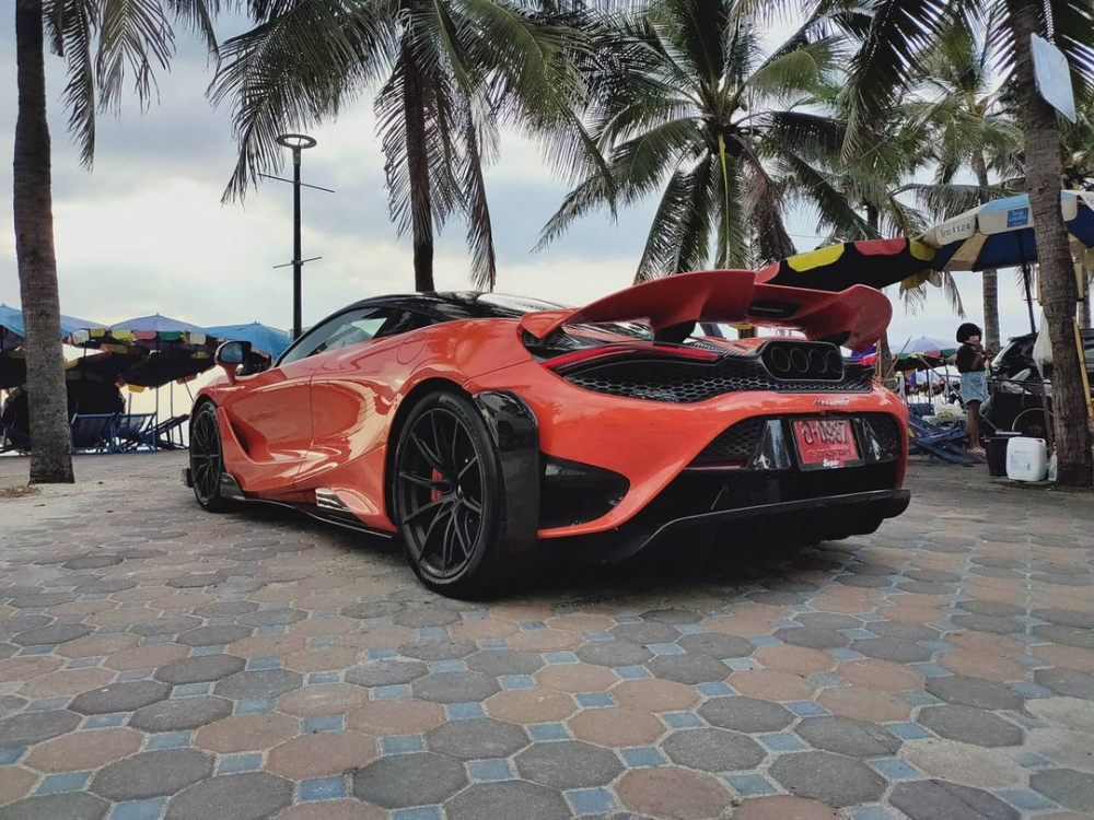 D&ograve;ng si&ecirc;u xe McLaren 765LT chỉ sản xuất giới hạn 765 xe tr&ecirc;n to&agrave;n thế giới, trong đ&oacute;, chiếc McLaren 765LT thứ 2 cập bến thị trường Th&aacute;i Lan mang số thứ tự 009/765 xe. Con số 9 được giới đại gia ch&acirc;u &Aacute; rất ưa chuộng v&igrave; mang h&agrave;m &yacute; trường thọ, may mắn v&agrave; th&agrave;nh c&ocirc;ng.