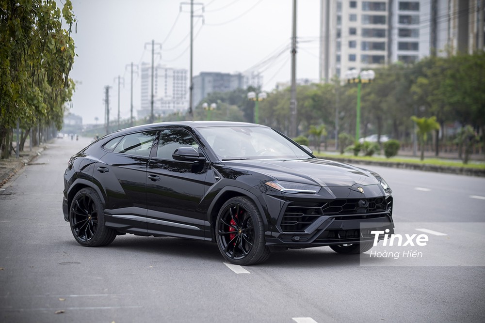 Lamborghini Urus thứ 8 về Việt Nam của chồng siêu mẫu Ngọc Thạch
